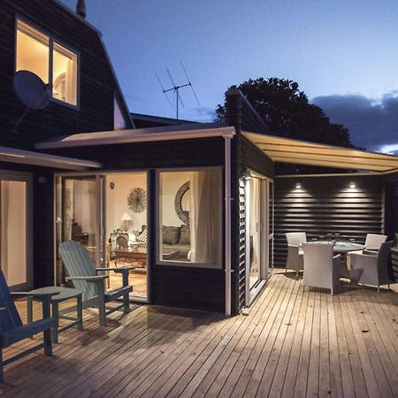 Chester Cottage Beachfront Oakura Dış mekan fotoğraf