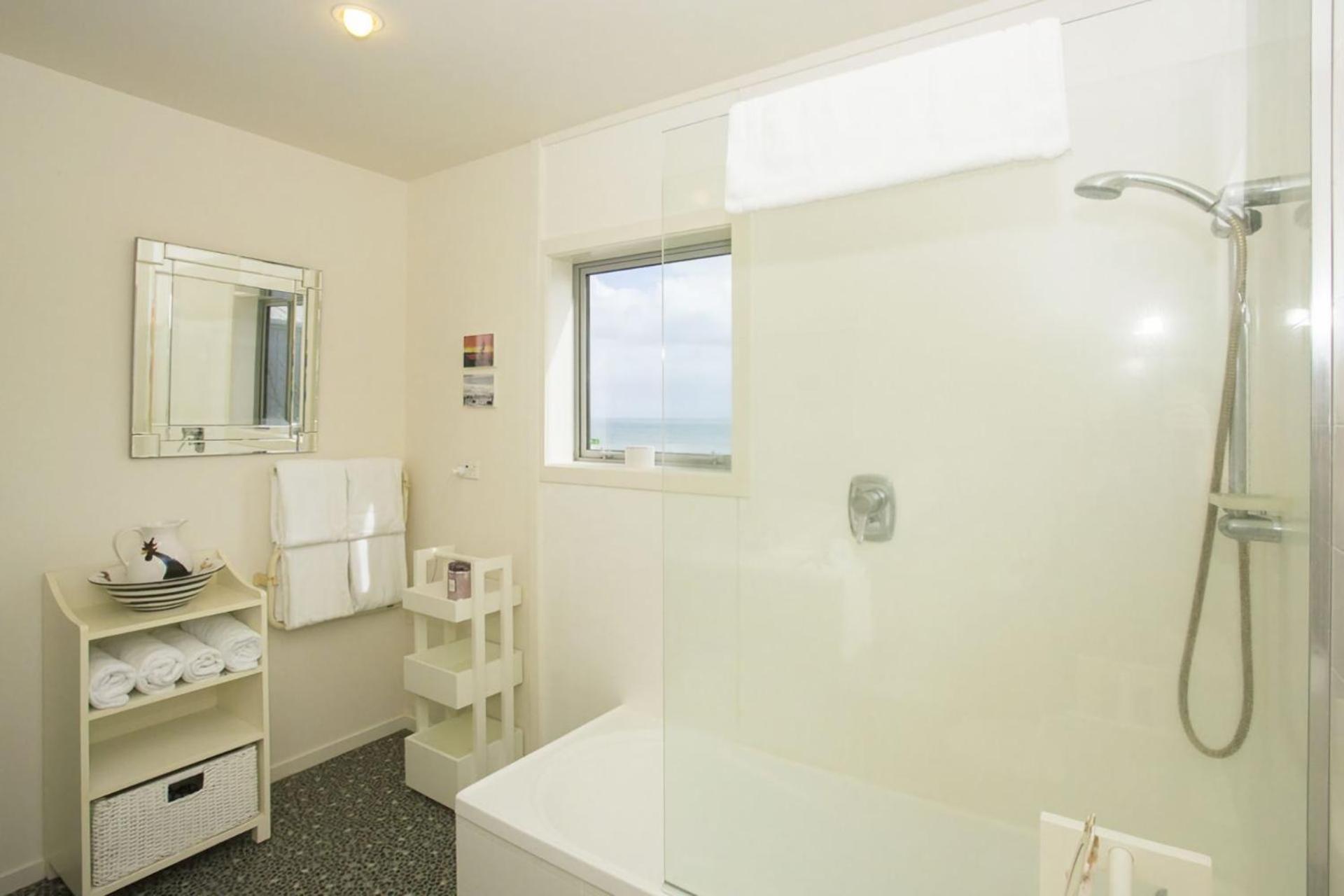 Chester Cottage Beachfront Oakura Dış mekan fotoğraf